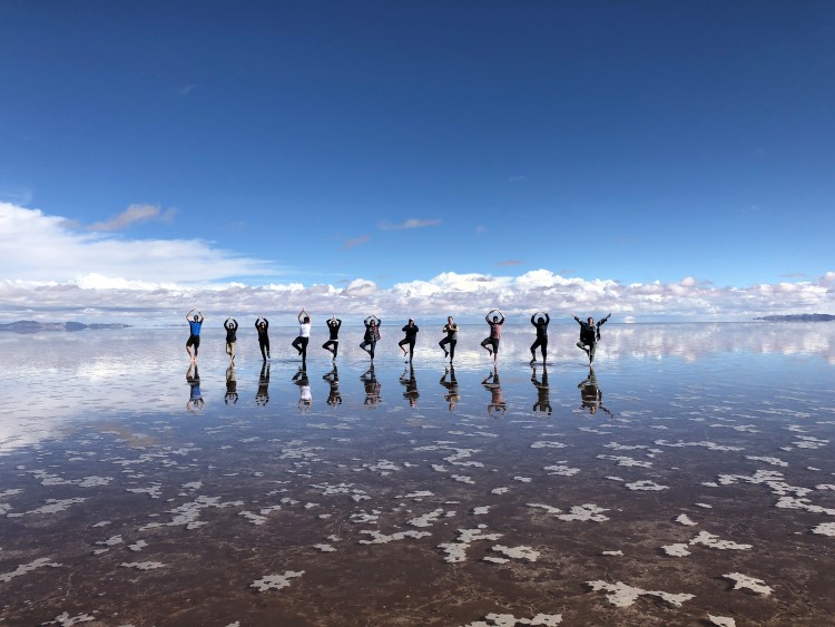 o Salar de Uyuni se transforma no maior espelho do mundo durante a estação chuvosa.