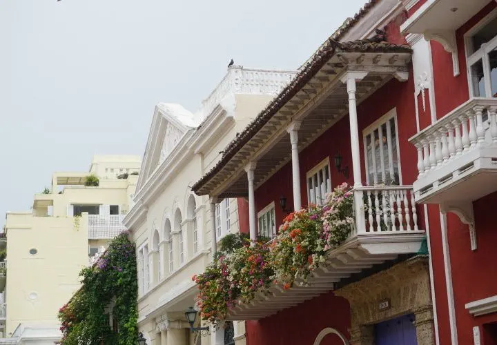 Colourful and flower-adorned balconies in Catagena, Colombia. 