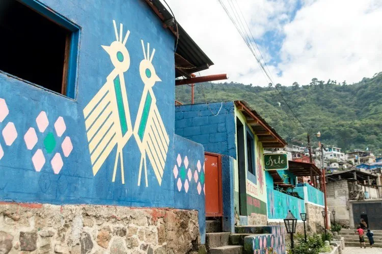 See the huipil-inspired painting of the houses in Santa Catarina Palopo, an unmissable thing to do in Guatemala if you wish to learn more about local communities