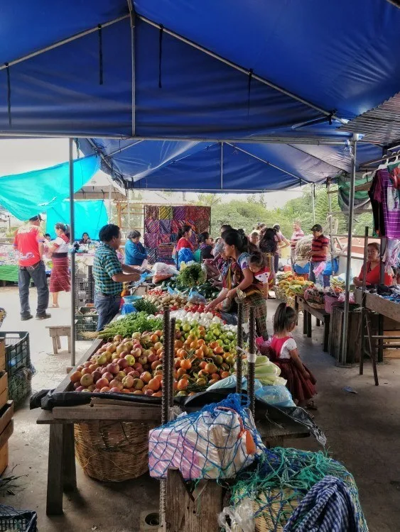 A Guatemalan market: a great place for going plastic free and travelling more sustainably