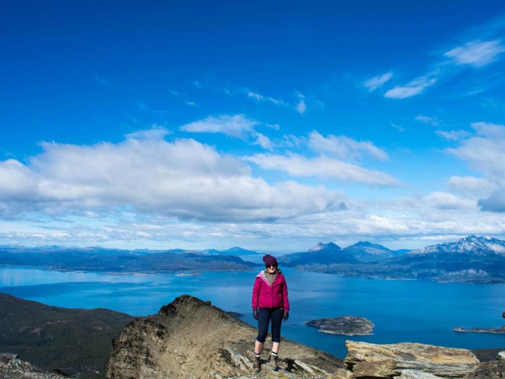 henkilö seisoo kalliolla Cerro Guanacon huipulla Parque Nacional Tierra del Fuegossa Argentiinan Patagoniassa