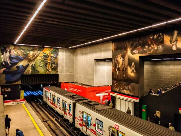 Memoria Visual de una Nacion, art painted in Santiago's Universidad de Chile station