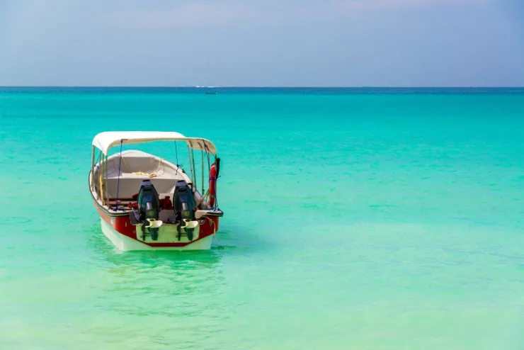 The turquoise waters of Isla Baru with a speed boat floating on top