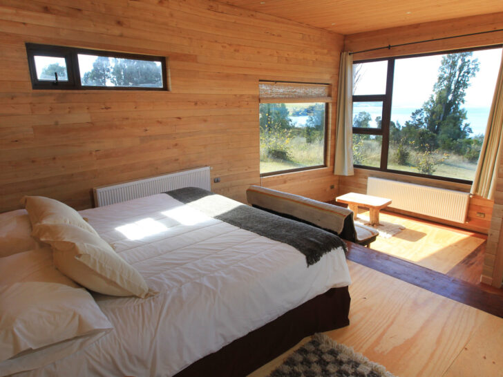 Photo of one of the rooms at the Hotel Refugio Pullao with a double bed and a view